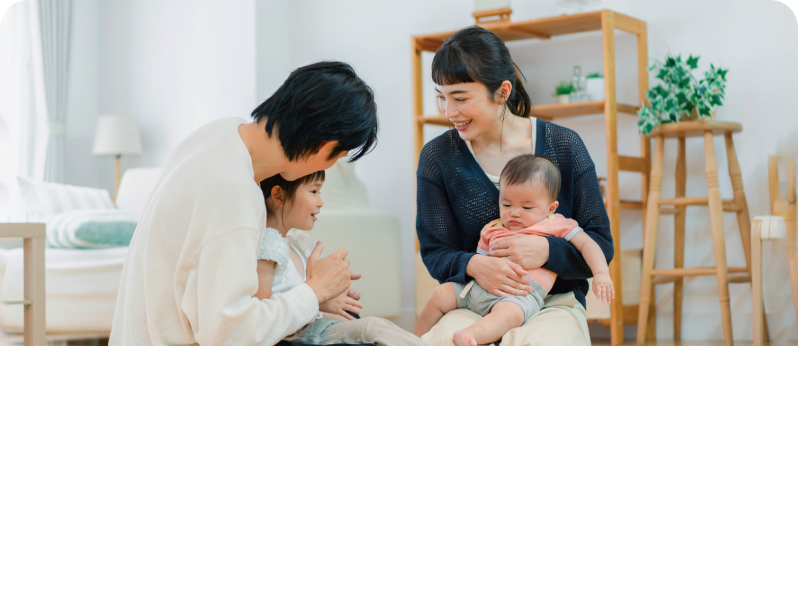 家族がくつろぐ明るいリビング